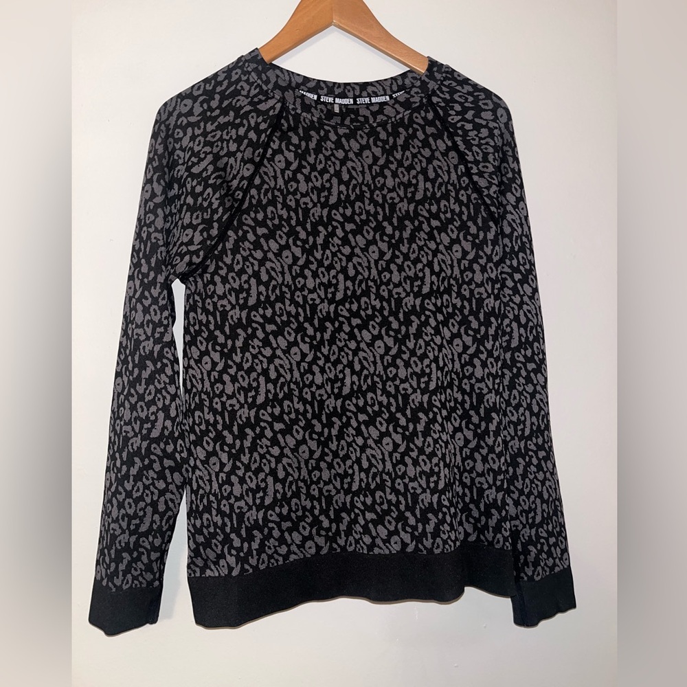 Steve Madden Charcoal Leopard Print long sleeve Athletic Top - Picture 2 of 6